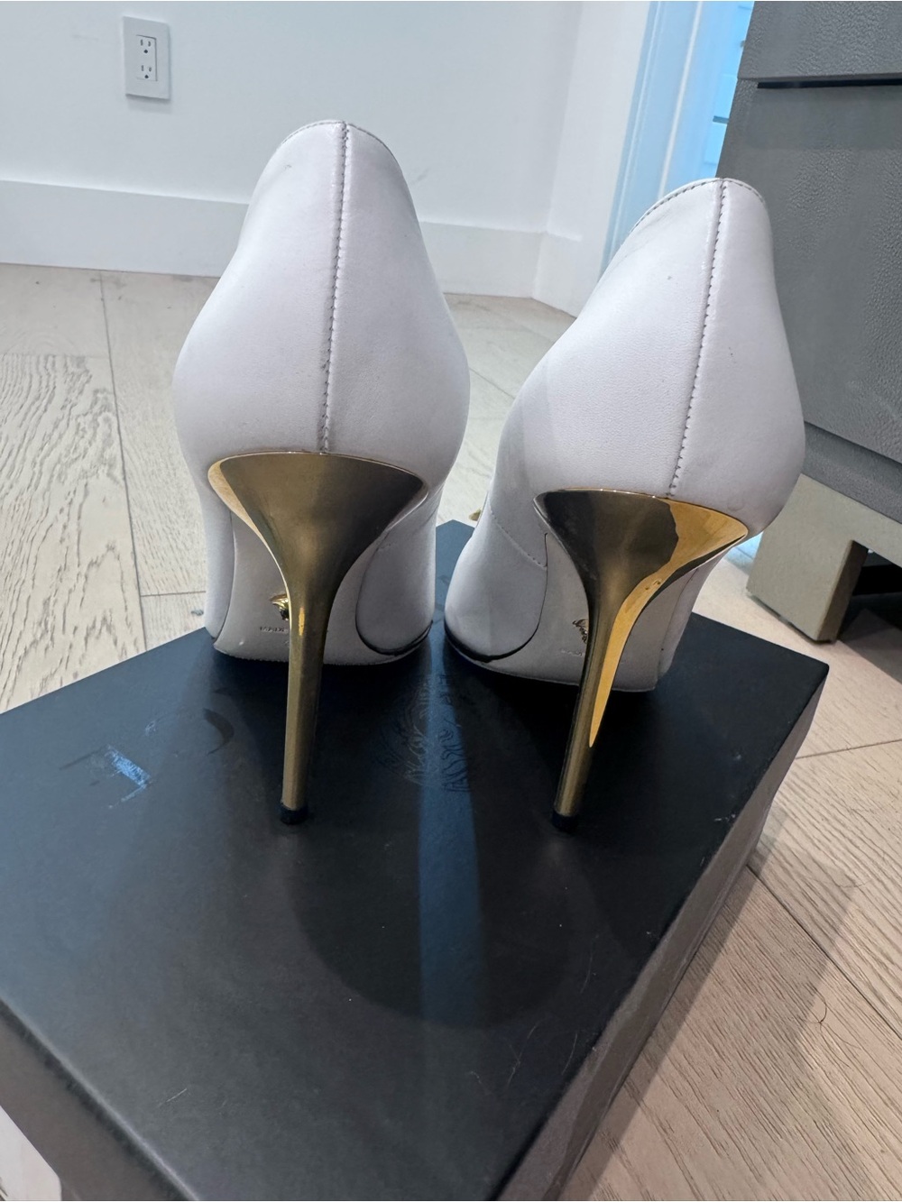Authentic Versace White Leather Pumps with Gold Medusa DECOLLETE VITELLINO 38 - Picture 9 of 16